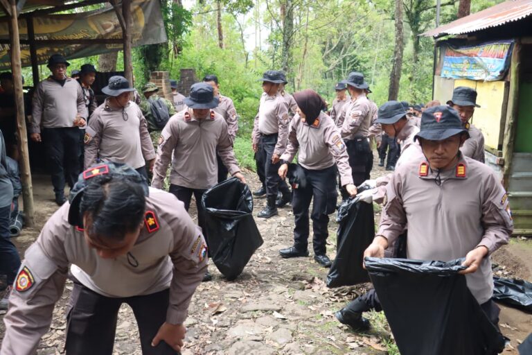 Gerakan Indonesia ASRI: Polres Magetan Gelar Korve di Jalur Pendakian Gunung Lawu