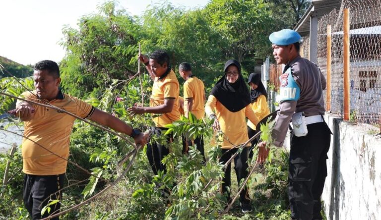 Polda Jatim Gelar Kerja Bakti Serentak Laksanakan Program Gerakan Indonesia Asri