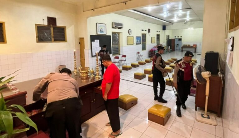 Polres Lumajang Lakukan Sterilisasi Vihara Jelang Perayaan Imlek