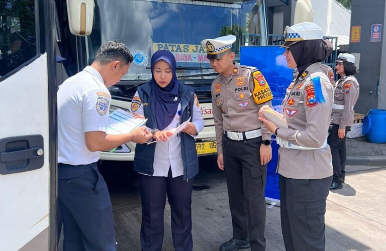 Cegah Fatalitas Korban Kecelakaan, Satlantas Polresta Malang Kota Ramp Check Bus di Terminal Arjosari dan Garasi PO