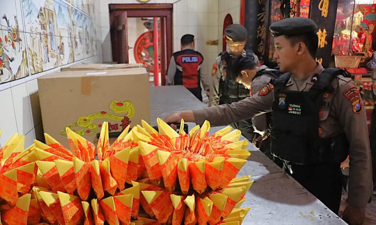 Polres Pelabuhan Tanjungperak Sterilisasi Klenteng Jelang Perayaan Imlek