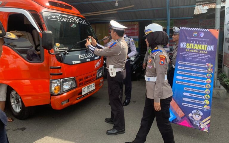 Layanan Kesehatan Gratis, Aksi Simpatik Polres Blitar Edukasi Pengguna Jalan di Ops Keselamatan Semeru