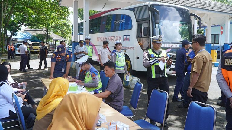 Operasi Keselamatan Semeru, Polres Malang Gelar Ramp Check dan Tes Urine Awak Bus