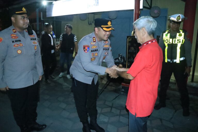 Pastikan Imlek Kondusif, Kapolres Gresik Tinjau Pengamanan di Klenteng Kim Hin Kiong