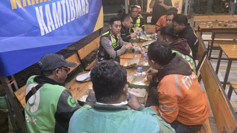 Polresta Sidoarjo dan Komunitas Ojol Sahur On The Road Perkuat Sinergitas untuk Kamtibmas