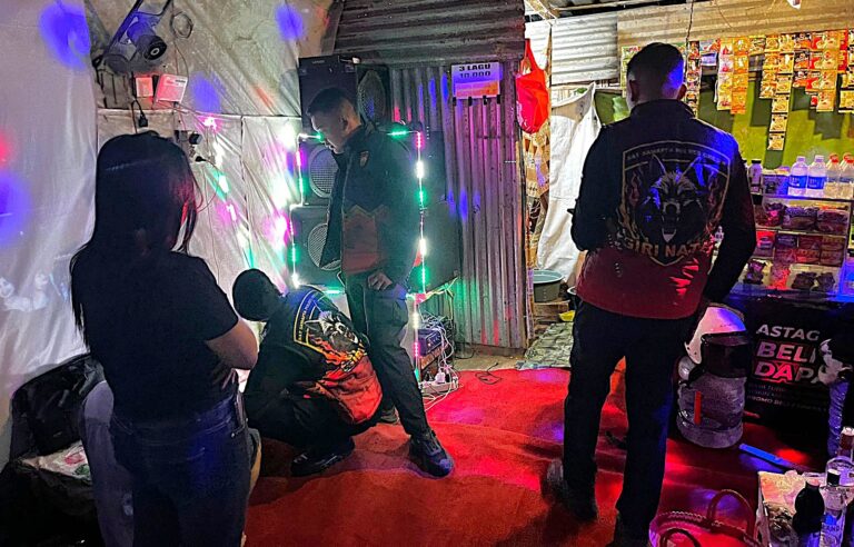 Polres Gresik Ungkap Peredaran Miras di Menganti, Puluhan Liter Miras Diamankan dari Warung Karaoke