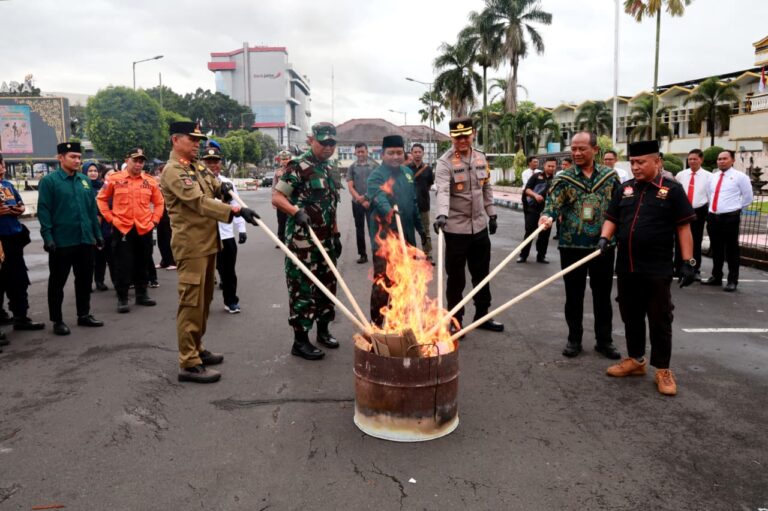 Polres Jember Musnahkan Ribuan Botol Miras Hasil Operasi Pekat di Bulan Ramadhan