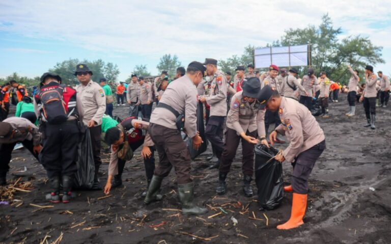 Polres Lumajang Gelar Aksi Bersih – bersih Wujudkan Pantai Watu Pecak Asri