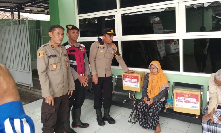 Polres Probolinggo Salurkan Bansos untuk Korban Longsor dan Banjir