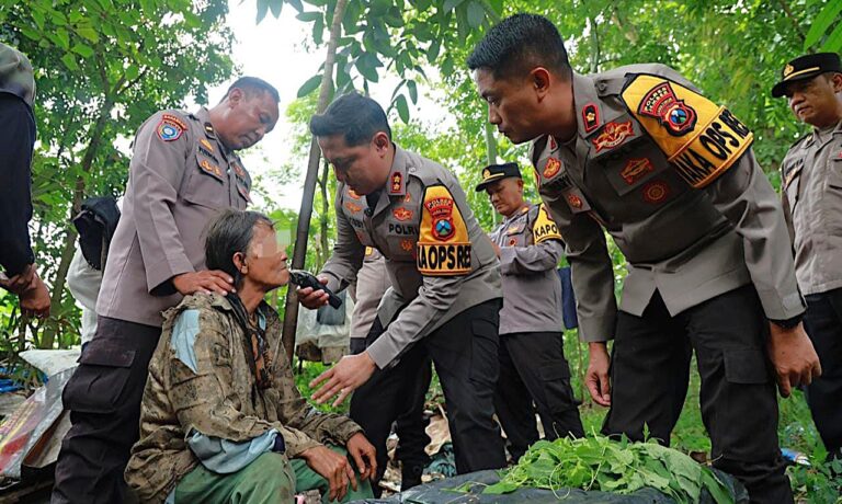 Polri Peduli: Polres Jember Evakuasi Kakek Tuna Wisma dari Hutan Jubung