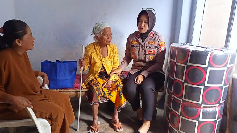 Polri Peduli: Polres Lumajang Salurkan Bantuan untuk Lansia Sebatangkara