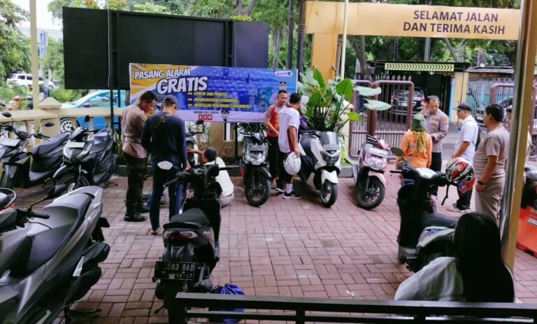 Pasang Alarm Gratis di Polsek Wonocolo Sepuluh Pendaftar Pertama Diberi Bonus Buah Durian