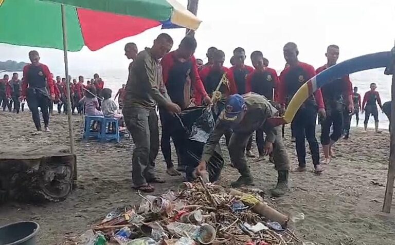 Pusdik Brimob Gelar Aksi Bersih Pantai Pasir Putih Situbondo, Tindak Lanjuti Arahan Presiden RI