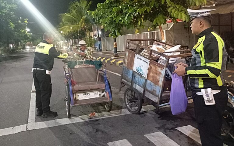 Polres Madiun Kota Patroli Sahur Berbagi Nasi Kotak untuk Warga di Bulan Ramadhan