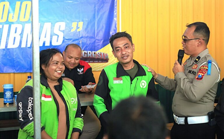 Sinergi di Balik Secangkir Kopi: Polres Gresik Rangkul Driver Ojol dalam Operasi Keselamatan Semeru