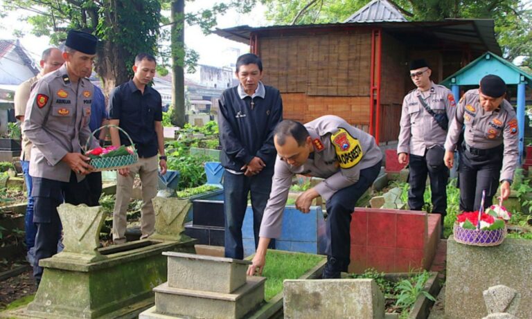 Jelang Ramadan 1447 H, Kapolresta Malang Kota Ziarah ke Makam Korban Kanjuruhan