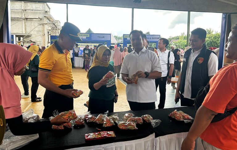 Sinergi Polres Ngawi dengan Pemkab Beri Pendampingan Operasi Pasar Murah