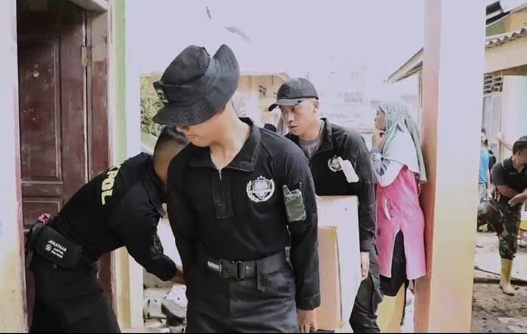 Taruna Akpol Latsitardanus di Aceh Tamiang, Bersihkan Lumpur Pasar hingga Santuni Korban Hanyut