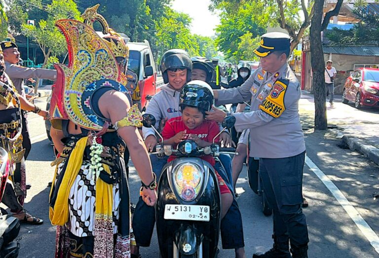 Unik..! Polres Blitar Kota Terjunkan Gatotkaca dan Werkudara Sosialisasikan Ops Keselamatan Semeru 2026