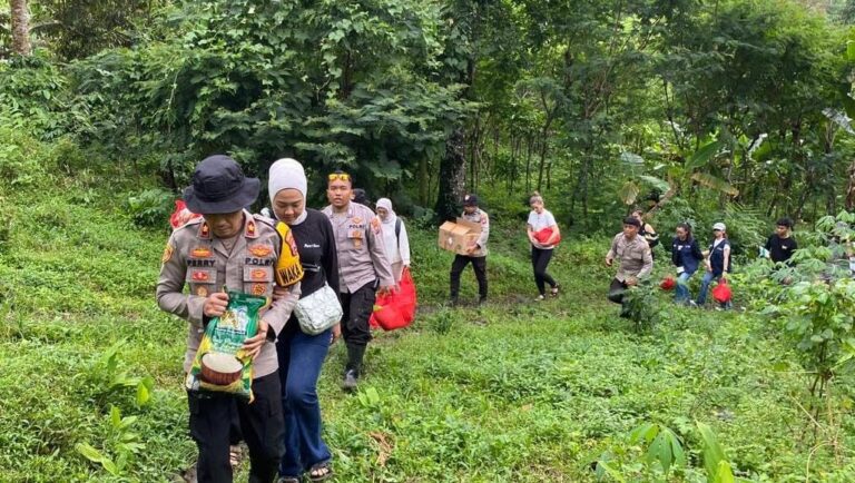 Polri Peduli: Medan Sulit dan Daerah Terpencil Tak Surutkan Polres Jember Salurkan Bantuan Untuk Warga