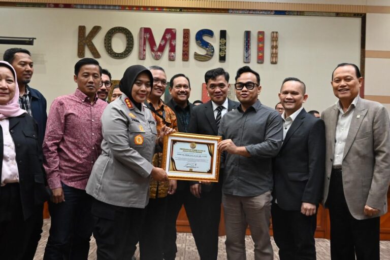Berhasil Kawal Konflik Warga dan Pengembang dengan Damai, Komisi III DPR RI Beri Penghargaan ke Kapolres Metro Bekasi