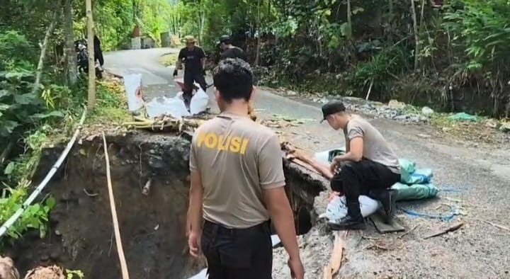Gotong Royong Polres Lumajang dan Warga Pasang Ratusan Bronjong di Lokasi Longsor