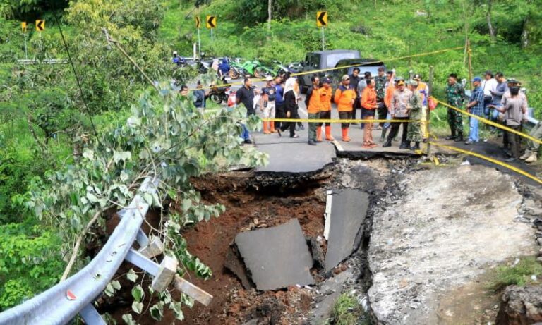Polres Probolinggo Beri Bantuan Pipa Air Bersih Pascalongsor di Lumbang