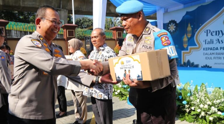 Jelang Lebaran, Kapolri Salurkan Tali Asih dan Sembako kepada Personel Polri