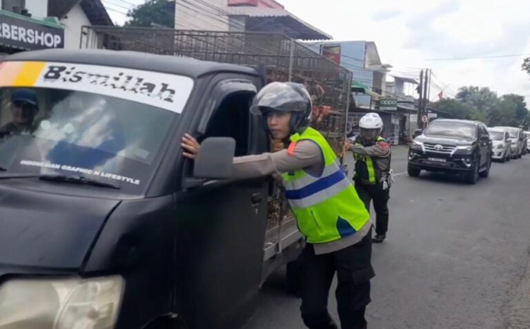 Respon Cepat Tim Urai Polres Blitar Bantu Kendaraan Mogok, Arus Lalu Lintas Tetap Lancar