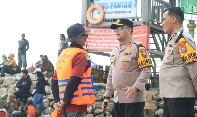 Kapolres Gresik Tinjau Pantai Dalegan Pastikan Keamanan Wisatawan