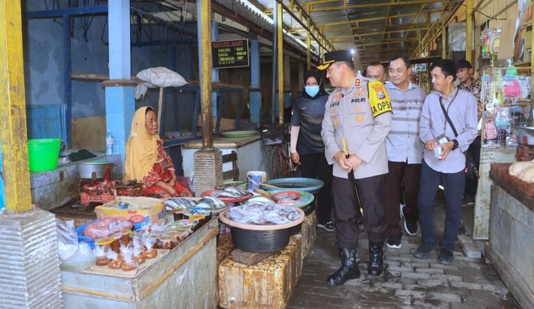 Kapolres Probolinggo memastikan stabilitas harga dan pasokan kebutuhan masyarakat tetap aman hingga perayaan Idul Fitri.