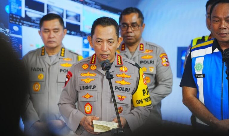 Tinjau Jasa Marga Command Center, Kapolri Pastikan Penanganan Arus Balik Berjalan Lancar dan Aman