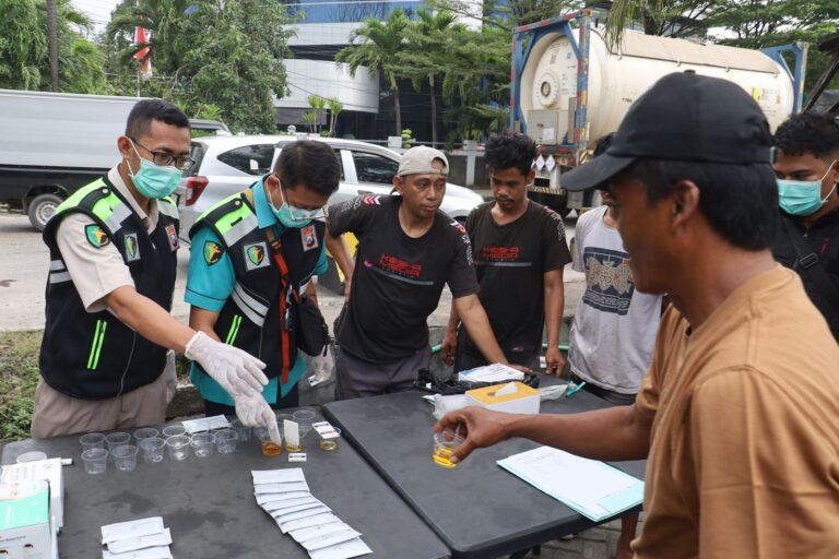 Sebanyak 43 orang pengemudi angkutan baik penumpang maupun barang dilakukan tes urine di dua lokasi
