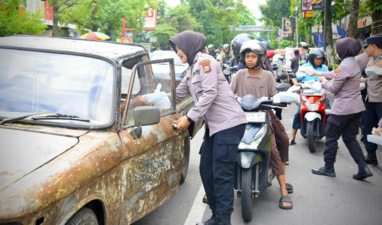 Semangat Ramadhan, Polwan Polres Bondowoso Tebar 500 Takjil di Pasar Induk