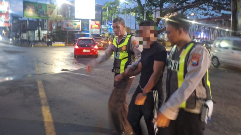 Respons Cepat Anggota Pospam dan Pengendara Gagalkan Percobaan Bunuh Diri di Jembatan Soekarno Hatta