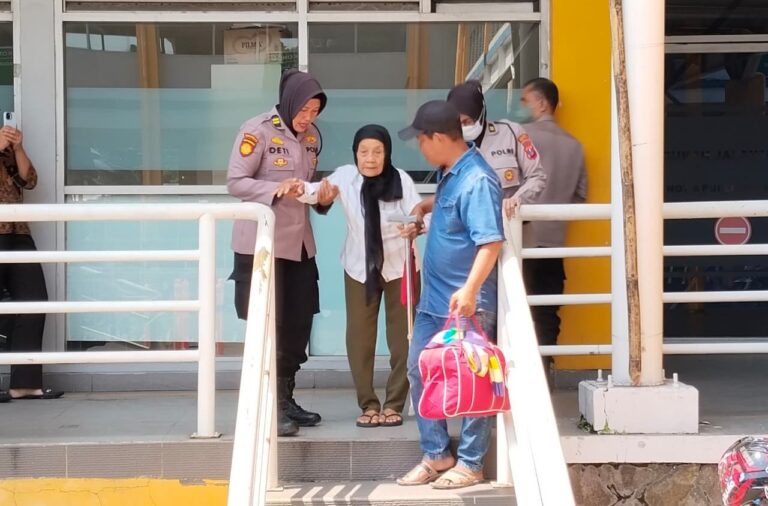 Layanan Humanis Polwan Polresta Sidoarjo Bantu Lansia di Terminal Purabaya Saat Arus Mudik