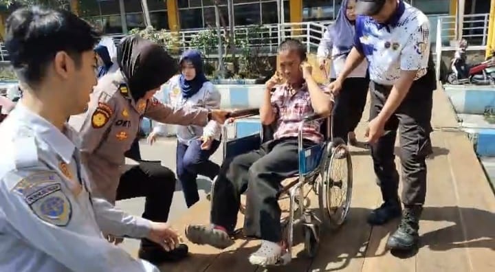 Sigapnya Polwan Polresta Sidoarjo Bantu Disabilitas di Terminal Purabaya saat Arus Balik