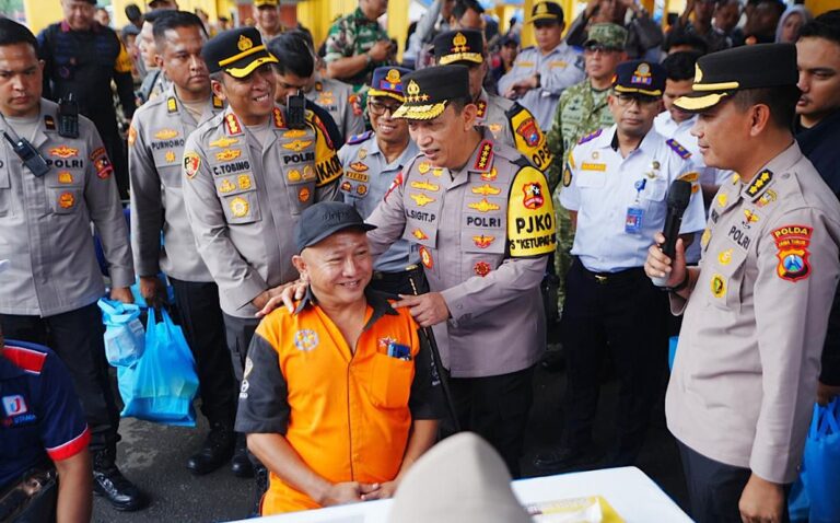 Tinjau Terminal Purabaya, Kapolri ke Sopir Bus: Hati-Hati dan Jaga Keselamatan Pemudik