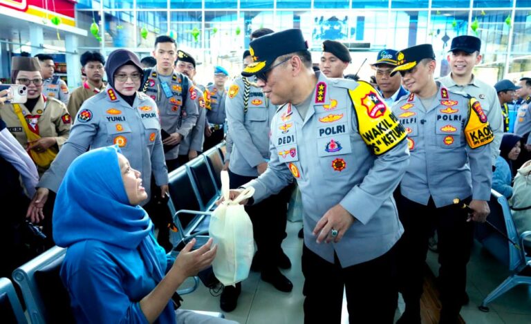 Wakapolri Tinjau Arus Mudik Via Udara, Pastikan Penyeberangan Merak–Bakauheni Terkendali