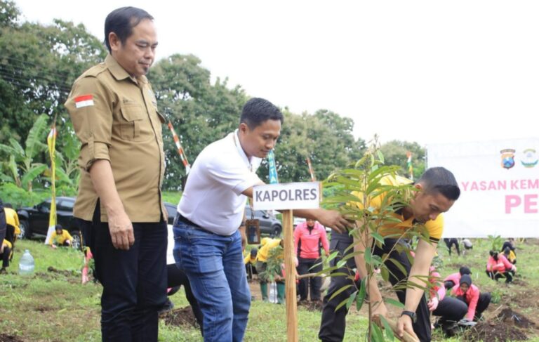 Hari Bumi, Polres Madiun Gandeng Perhutani Tanam Ribuan Bibit