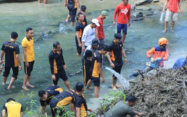 Gerakan Indonesia ASRI: Polres Ngawi Bersihkan Aliran Sungai di Jembatan Purba