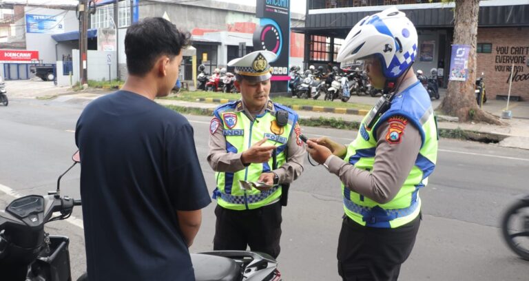 Optimalisasi Gakkum Presisi: Ditlantas Polda Jatim Gelar Operasi Dakgar Berbasis Handheld