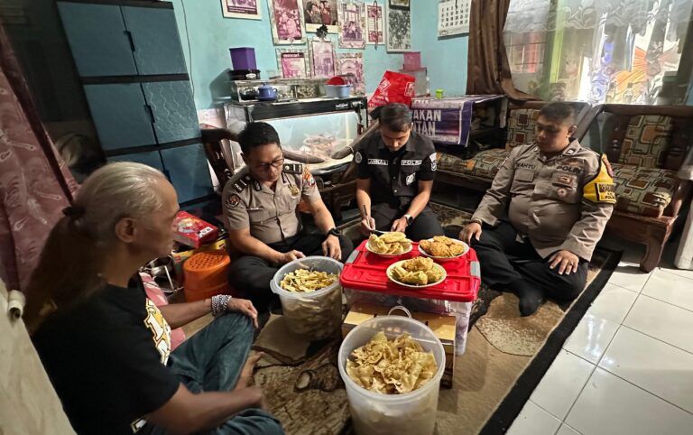 Pejabat Utama Polresta Malang Kota Serempak Sambang Wujudkan Komitmen Kepedulian Kepada Keluarga Korban Kanjuruhan