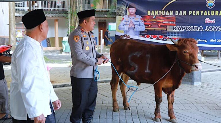 Kapolres Jombang Serahkan Sapi Kurban dari Kapolda Jatim untuk Dua Ponpes