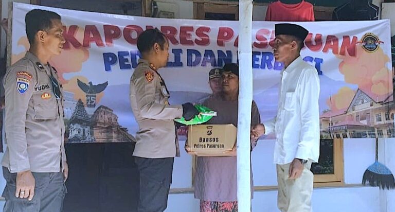 Polri Untuk Masyarakat Kapolres Pasuruan Blusukan Salurkan Bansos untuk Warga