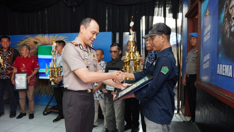 Kapolresta Malang Kota Berikan 48 Penghargaan dan Apresiasi Sinergi Warga bersama Tiga Pilar Kelurahan Juara Satkamling 2026