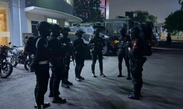 Brimob Polda Metro Jaya Gagalkan Tawuran Subuh di Rawalumbu, 18 Remaja dan Bom Molotov Diamankan