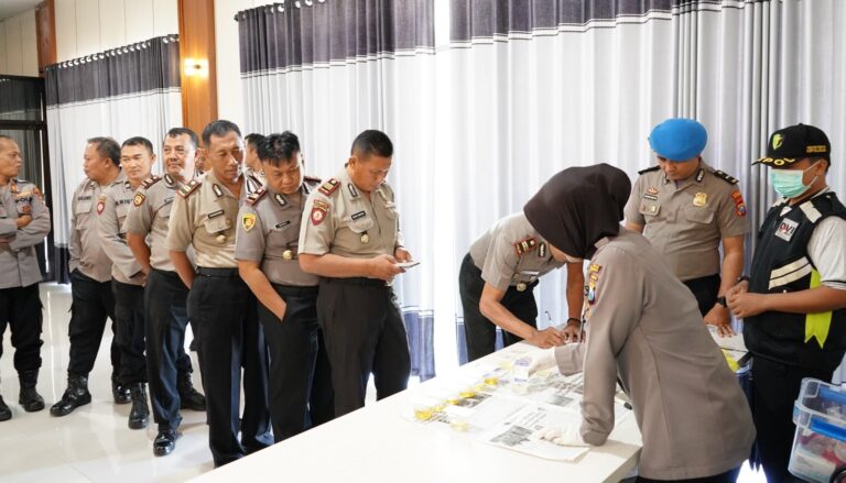 Bersih Narkoba, Kapolres Situbondo Jalani Tes Urine bersama PJU dan Kapolsek Jajaran