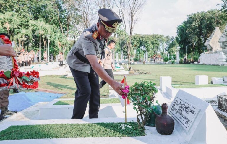 Polda Jatim Ziarah dan Tabur Bunga di TMP, Kenang Jasa Pahlawan Jelang Hari Bhayangkara ke-80