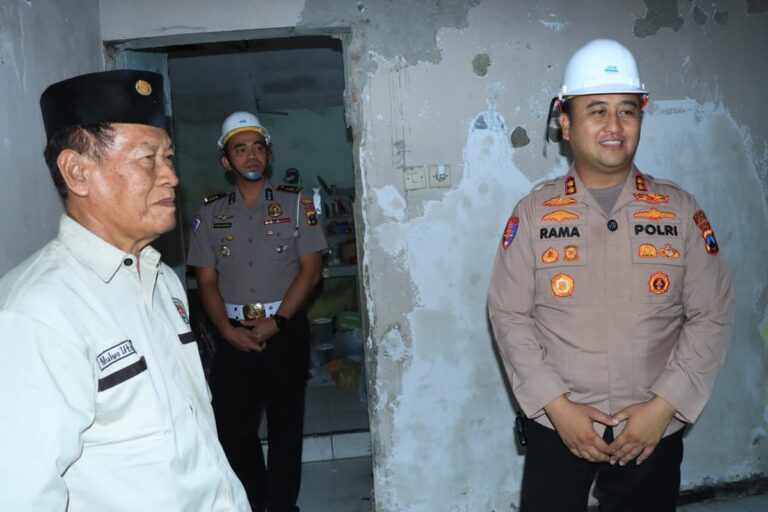 Polres Gresik Bedah Rumah Purnawirawan Polri di Driyorejo, Kado Hari Bhayangkara ke-80